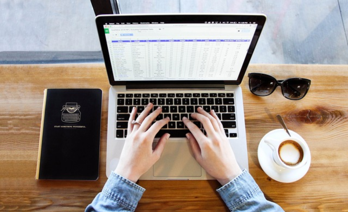 Laptop Tiba-Tiba Bunyi Kayak Mesin Pesawat? Ini yang Sebenarnya Terjadi di Dalam Sistem!